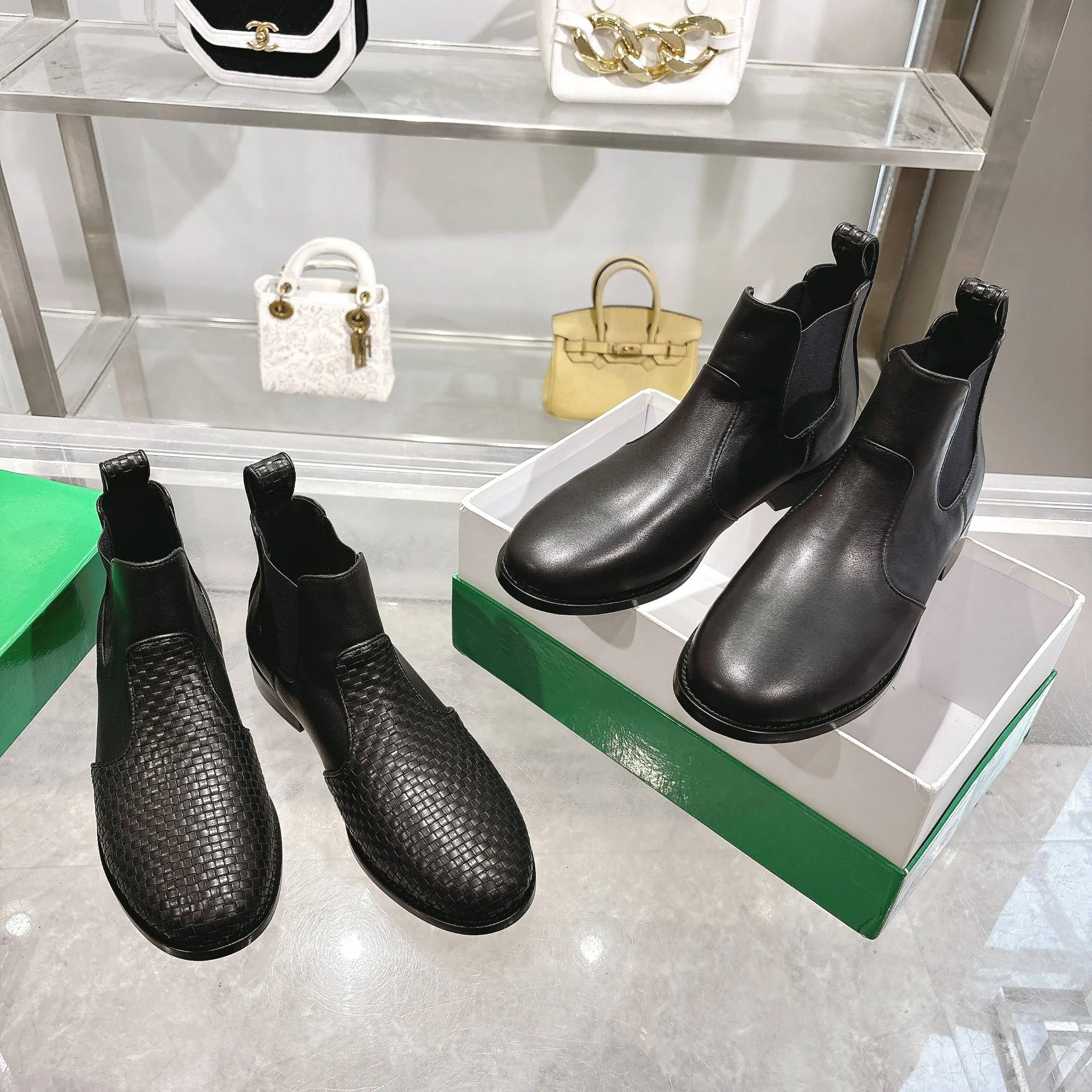 [BV] Top P:980💰Size for couples: Female 35-39 Male 39--44 (Female 40. Male 38.45.46.47 customization is not returnable) [Note‼ ️] Add 💰 to size 46, add 20💰 to size 47, Bottega Veneta 2025 autumn and winter counter synchronized style Bottega Veneta small round toe short boots, high mercerized cow velvet, solid color cow lining! Leather outsole! A one-to-one replica of the original! Fine workmanship! quality assurance!